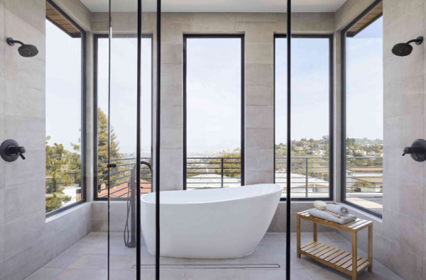 Kamar mandi spa dengan bak mandi berdiri dan shower hujan